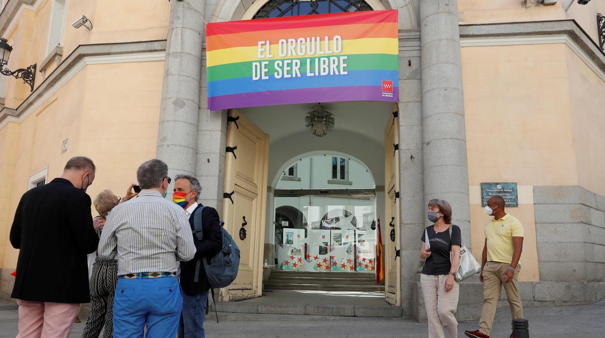 La sede de Vicepresidencia de la Comunidad de Madrid luce desde el lunes una gran bandera LGTB