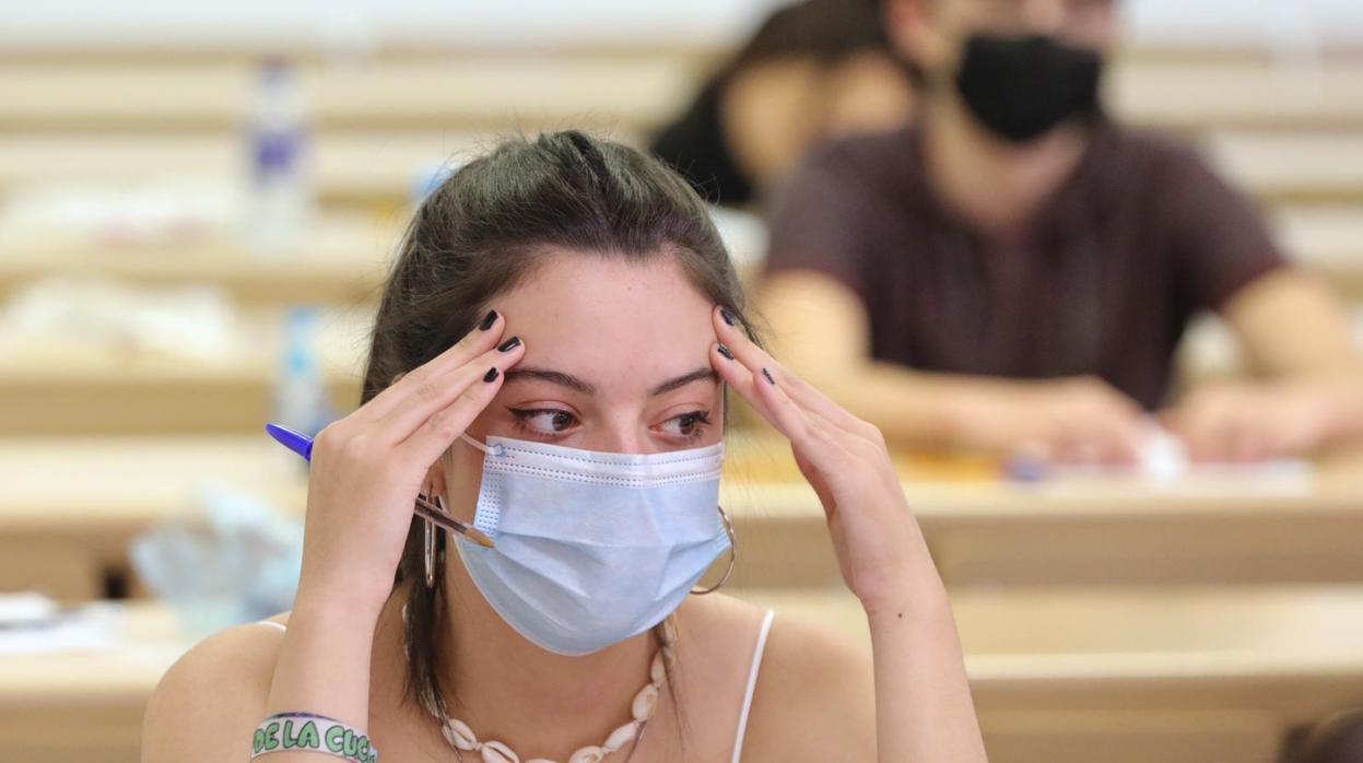 Una de las alumnas que se presentan a la prueba, este miércoles por la mañana en el aulario de la Universidad de Valladolid