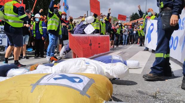 Trabajadores de Alcoa piden ante la Xunta a Feijóo que apoye la intervención