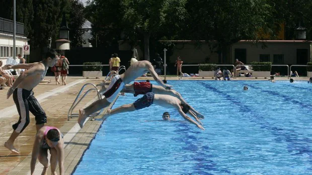 Abren las piscinas municipales de Madrid: entradas online, aforo limitado y horarios
