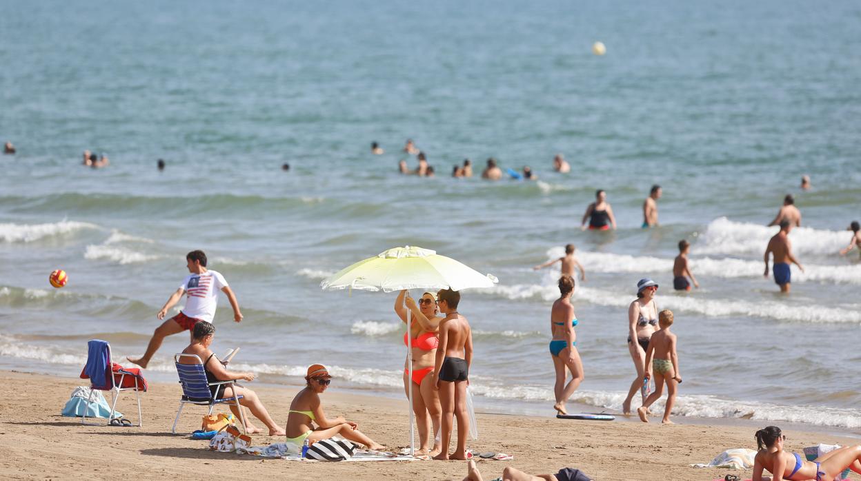 Imagen de archivo de bañistas en una playa