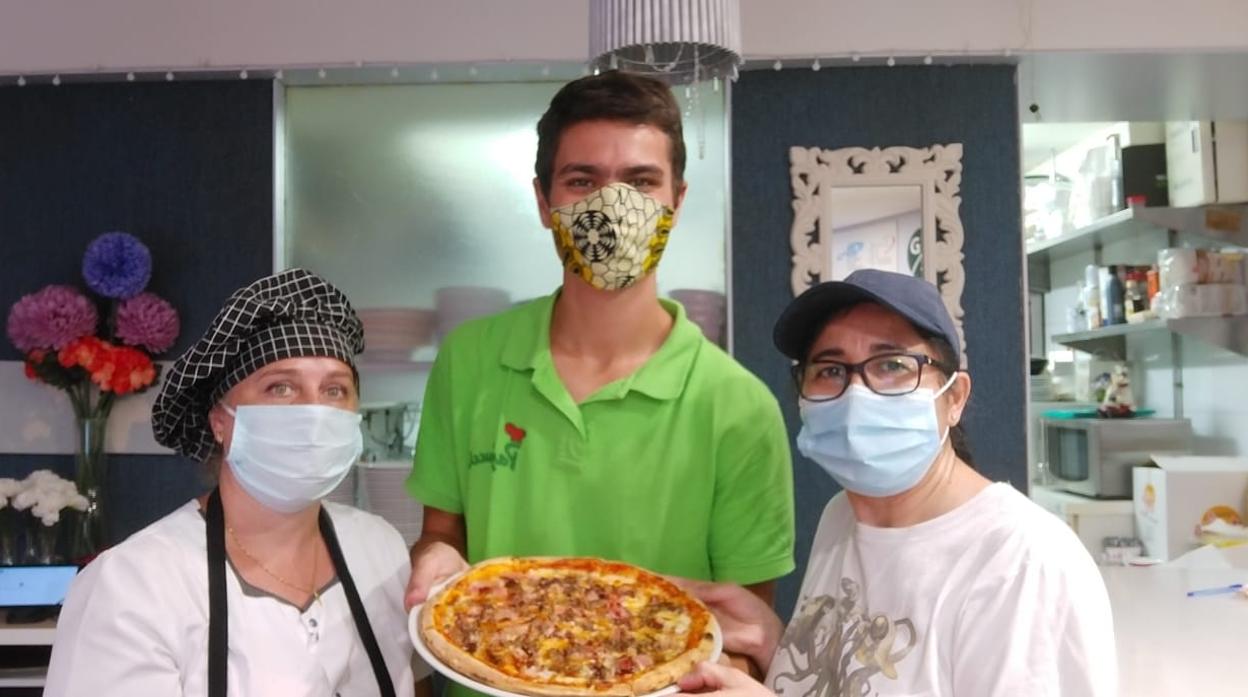 Los trabajadores de la pizzería de la calle Sinagoga