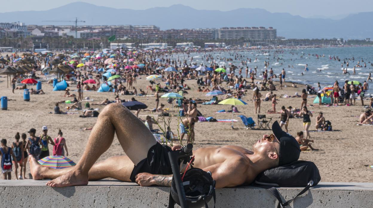 Imagen de la playa de la Malvarrosa de Valencia tras el fin del Estado de Alarma