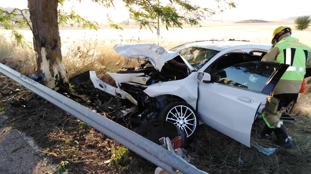 Estado en el que quedó el coche de la accidentada tras chocar contra un árbol