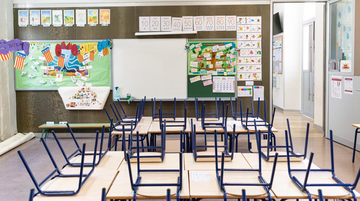 Imagen de una clase vacía en un colegio de Valencia por el Covid-19