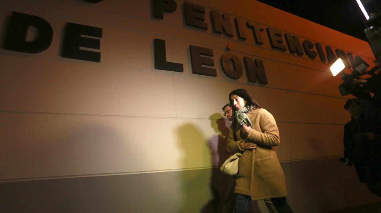 Raquel Gago, el día que ingresó en el centro penitenciario de León para cumplir condena, antes de su traslado a Alcalá de Henares