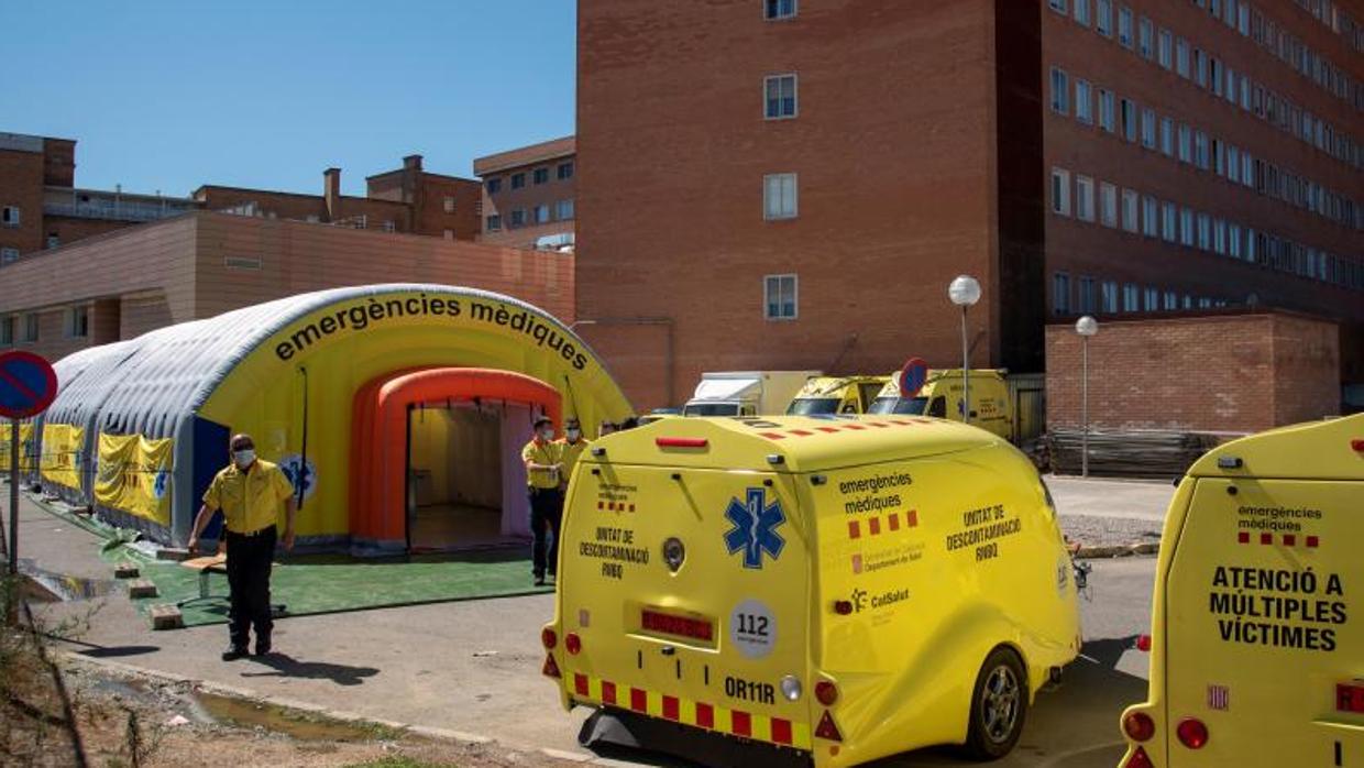 Hospital de campaña instalado en el exterior del Hospital Arnau de Vilanova de Lérida