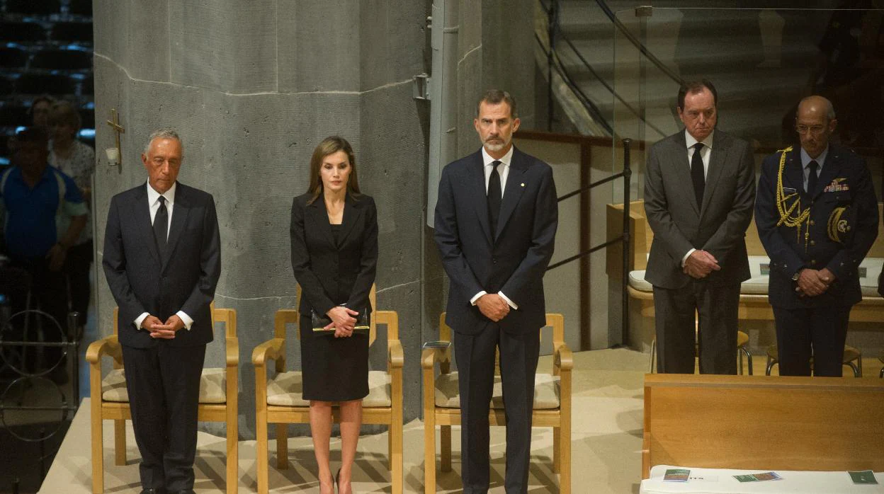 Los Reyes, en agosto de 2017 con el presidente de Portugal en el funeral oficiado en la Sagrada Familia, de Barcelona, por las víctimas de los atentados perpetrados ese verano