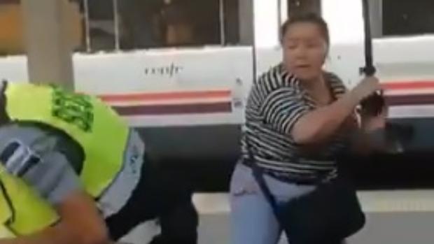 Una mujer arrebata la porra al vigilante de la estación y le agrede