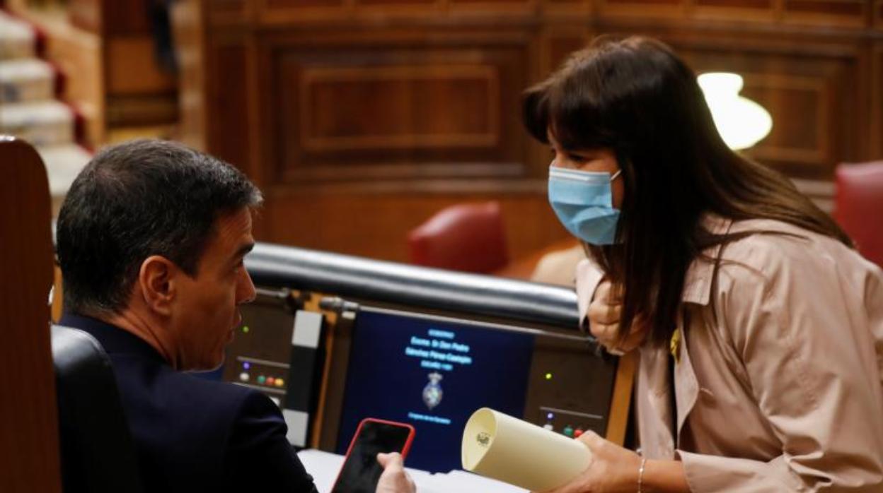 Laura Borràs habla con Sánchez en el Congreso