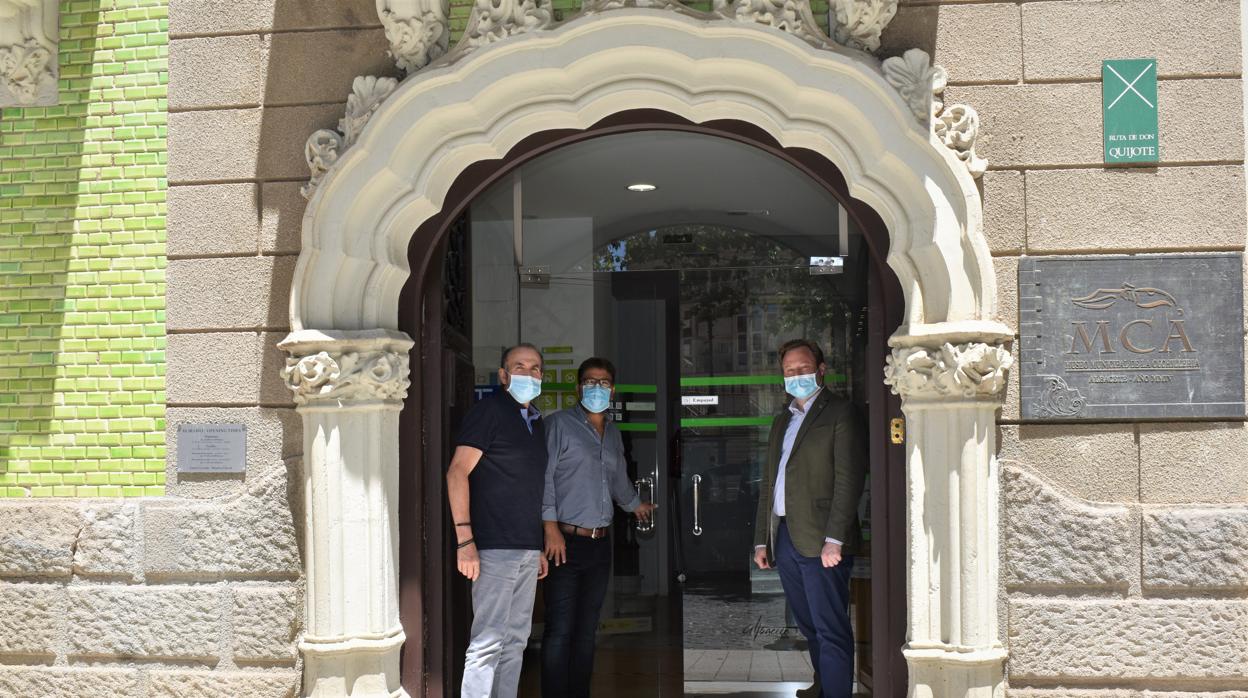 Jaime Culín a la entrada del museo de la cuchillería y el alcalde, Vicente Casañ