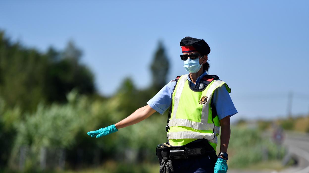 Una Mosso d'Esquadra en un control en una autovía de acceso a la comarca confinada