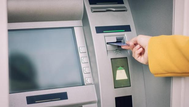 Revienta la puerta del banco con un ladrillo porque el cajero no le dio dinero en Valencia