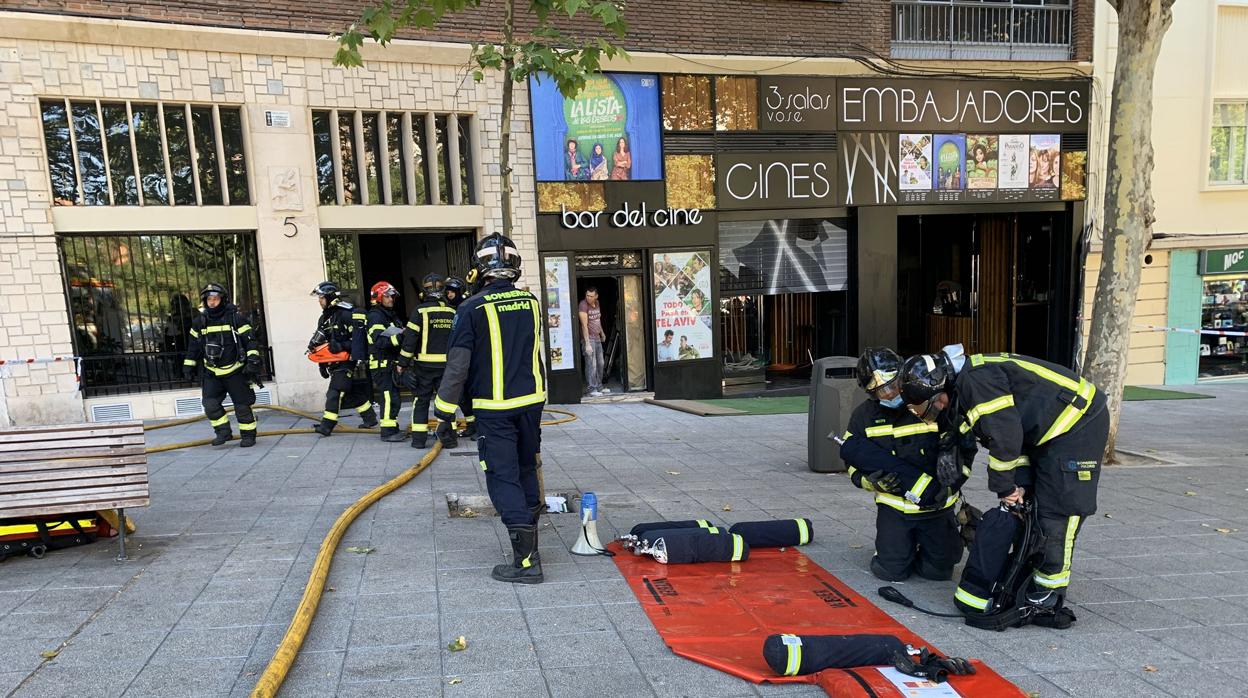 Los bomberos apagan el incendio en el bloque contiguo a los cines Embajadores