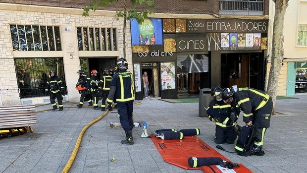 La mala suerte de los Cines Embajadores: un incendio en el edificio anexo obliga a suspender su inauguración