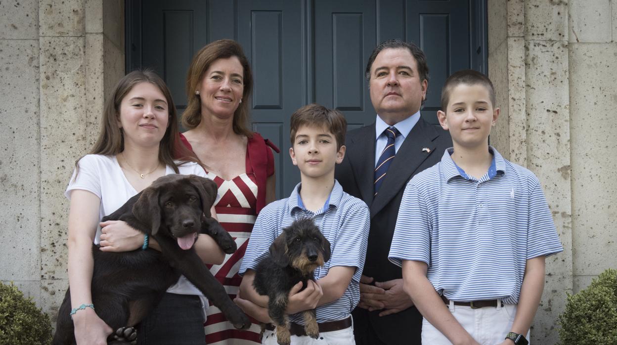 El embajador Duke Buchan III, y su esposa, Hannah, quisieron posar junto a sus tres hijos y los dos perros familiares
