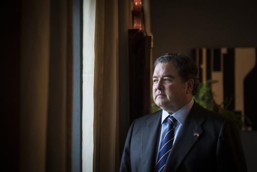 Eligió para la entrevista una corbata azul diplomático con los colores de la bandera española