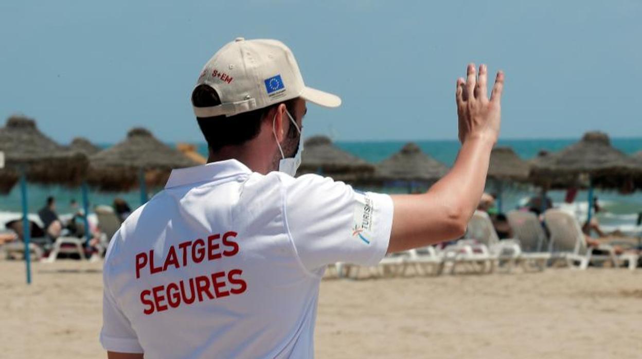 Muere un anciano de 80 años cuando se bañaba solo en la playa de El Saler de Valencia