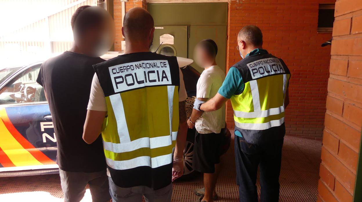 Agentes de la Policía Nacional con los ladrones detenidnos