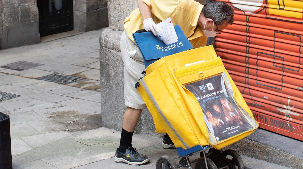 Un cartero de Correos con mascarilla, en una imagen de archivo