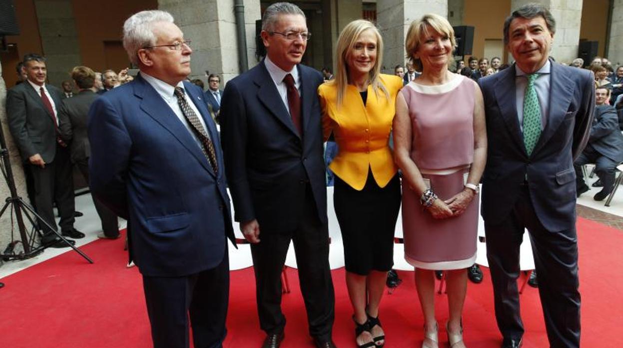 Los expresidente resgionales, de izquierda a derecha, Joaquín Leguina, Alberto Ruiz-Gallardón, Cristina Cifuentes, Esperanza Aguirre e Ignacio González