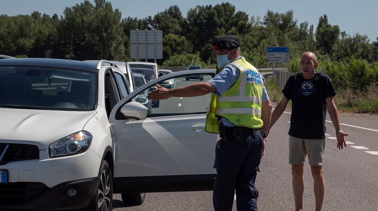 Un Mosso d'Esquadra realiza un control de carreteras en la comarca del Segrià,