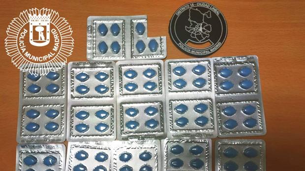 La Policía Municipal desmonta un peculiar negocio de ropa falsificada y pastillas de viagra en Ciudad Lineal