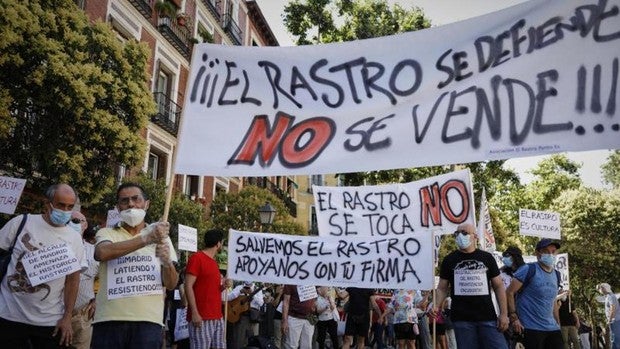 Los comerciantes del Rastro protestan contra el plan del Ayuntamiento: «Es la ruina y nos llevará a la desaparición»