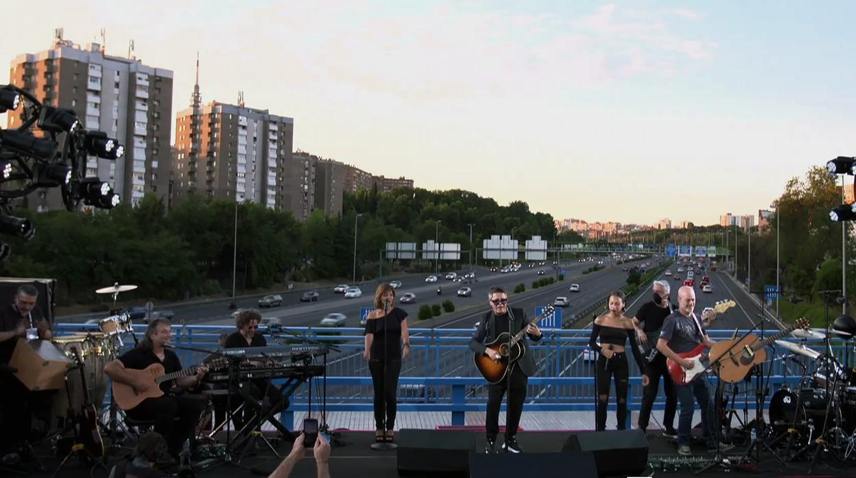 Alejandro Sanz ofrece un concierto sorpresa en un puente de la M30 en Madrid