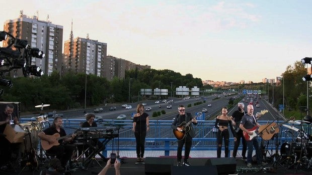 Vandalizan la placa homenaje a Alejandro Sanz en el puente de Moratalaz unas horas después de su inauguración