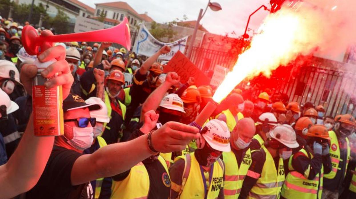 Protesta de los trabajadores de Alcoa ante la Xunta de Galicia, la semana pasada