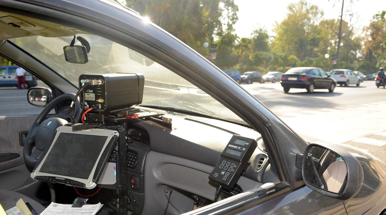 Radar de control de velocidad en un coche camuflado de la Policía Local