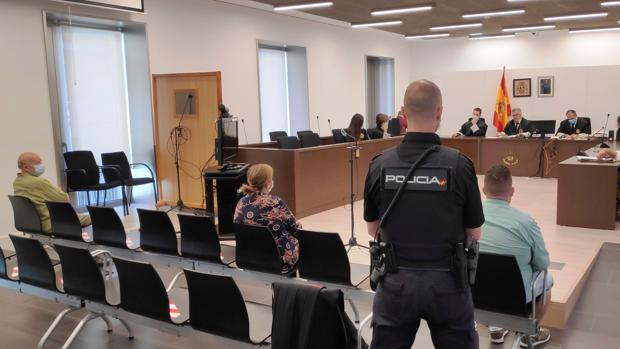 Una familia «cuidadora» acepta 44 años de cárcel por estafar y retener a tres ancianas