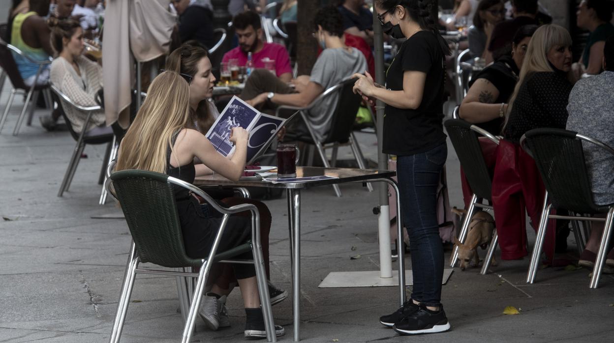 Terrazas en la plaza del Dos de Mayo, el día de su reapertura, en la fase 1