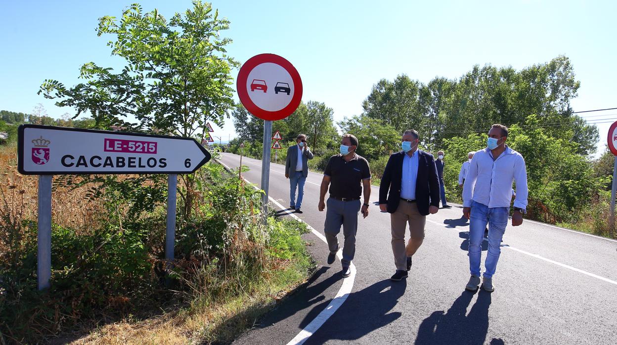 Morán este martes en la recepción de las obras de mejora de la carretera entre Toral de los Vados y Cacabelos y de las travesías de Villaverde de la Abadía y Villadepalos