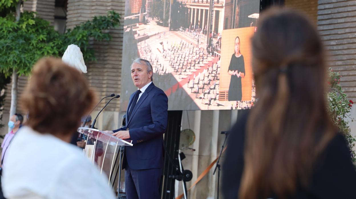 El alcalde de Zaragoza, Jorge Azcón, durante el homenaje a las víctimas del Covid