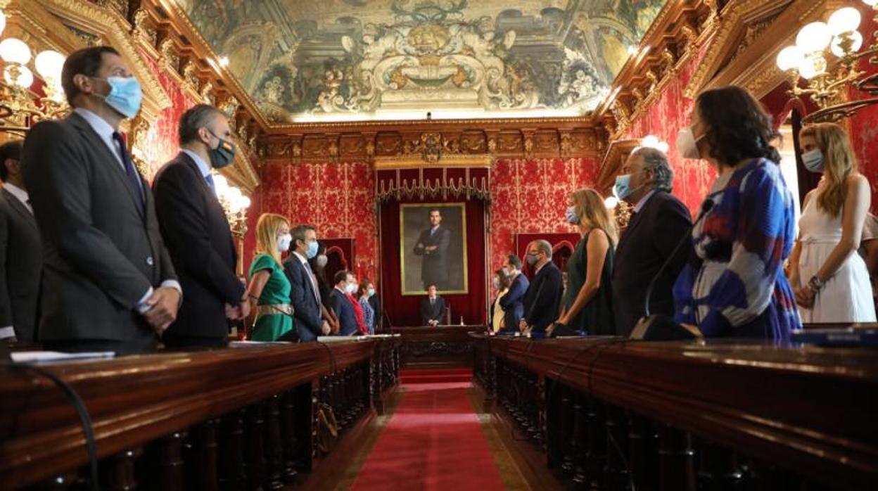 Los concejales presentes en el antiguo salón de plenos de la Casa de la Villa, ayer, guardan un minuto de silencio