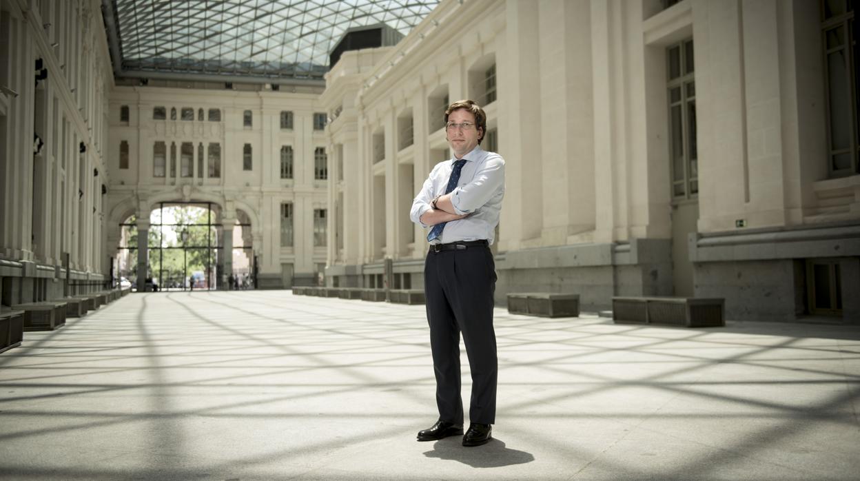 El alcalde de Madrid, José Luis Martínez-Almeida, posa para ABC en la Galería de Cristal del Palacio de Cibeles