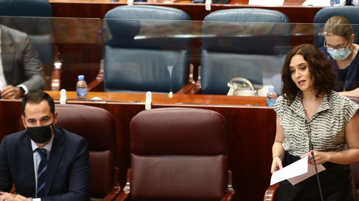 Ignacio Aguado e Isabel Díaz Ayuso, durante el Pleno de la Asamblea