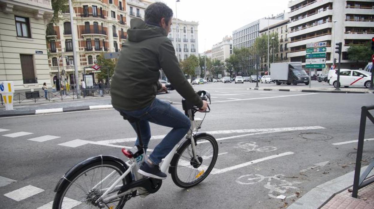 Un ciclista circula por el carril bici de Alonso Martínez