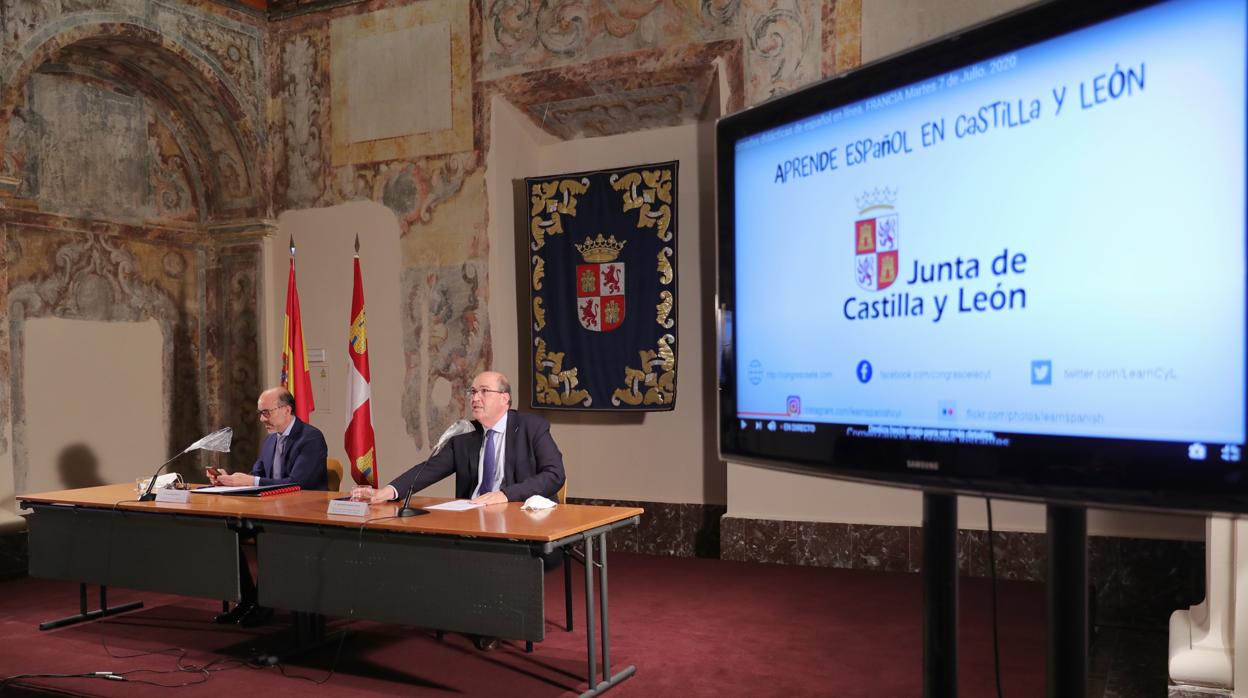 El consejero de Cultura (i) y el Comisionado para la lengua española, ayer durante la rueda de prensa