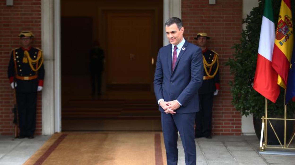 El presidente del Gobierno, Pedro Sánchez, ayer en La Moncloa/ Casado acusa a Sánchez de hipócrita al «confesar» a un medio italiano que nunca se planteó pactar con el PP
