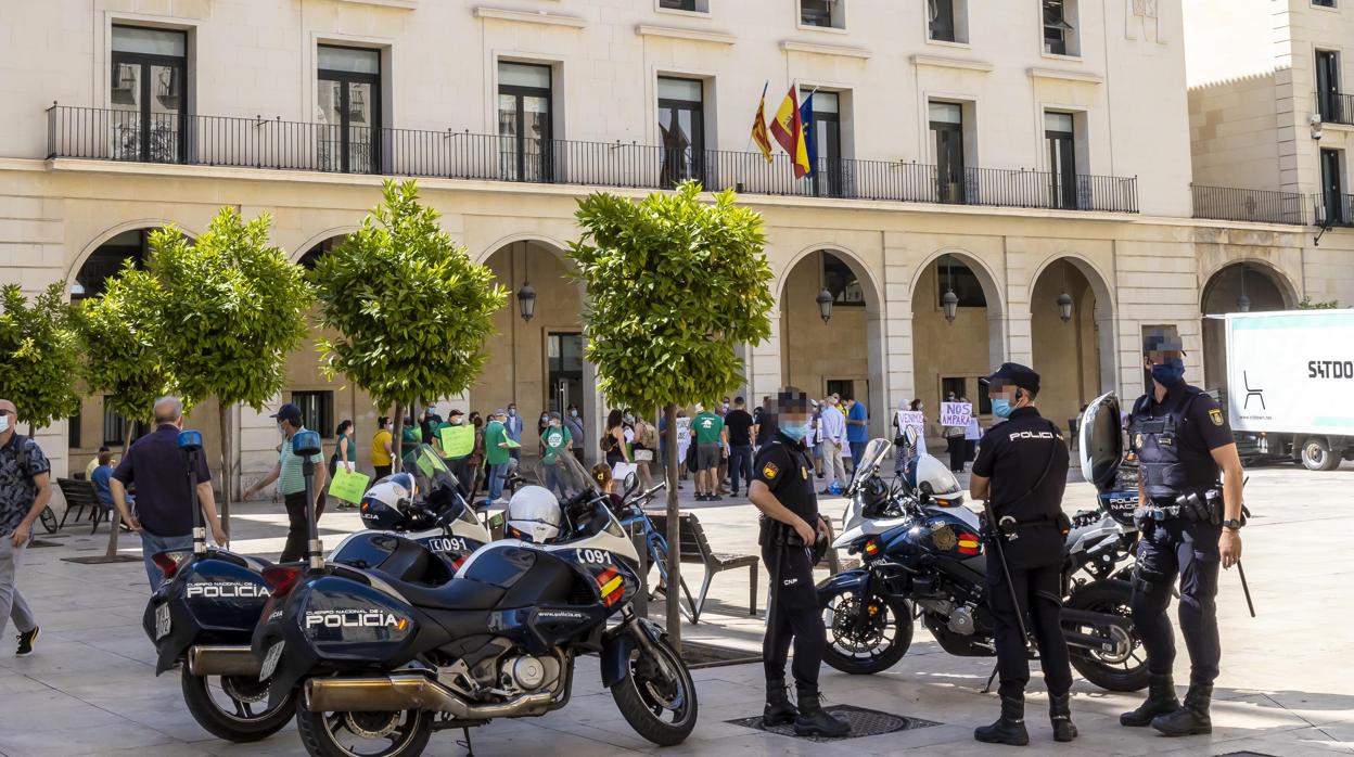 Imagen de unos agentes de la Policía Nacional tomada en la ciudad de Alicante