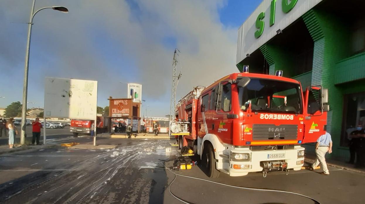 Bomberos trabajando en la extinción del incendio en «Maderas Calatrava»