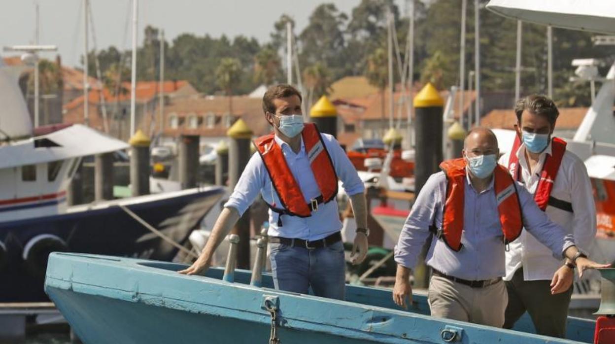 Pablo Casado, a bordo de un barco bateeiro, este jueves en A Pobra do Caramiñal