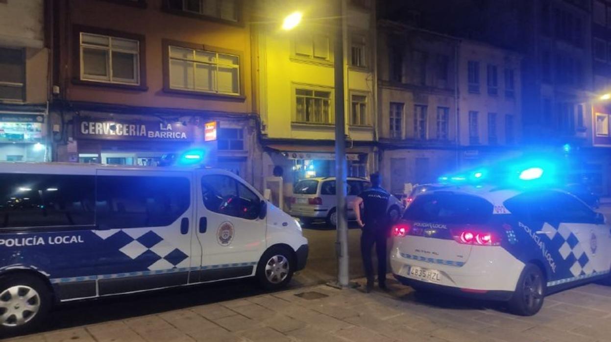 Agentes de la Policía Local de Lugo, durante su intervención en un local nocturno