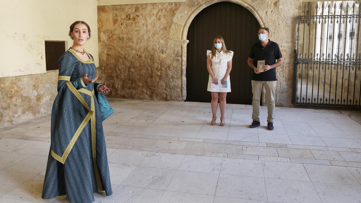 La concejal de Cultura, Laura Lombraña, y el teniente alcalde, Alfonso Polanco, observan a una actriz que interpreta a Catalina de Lancaster