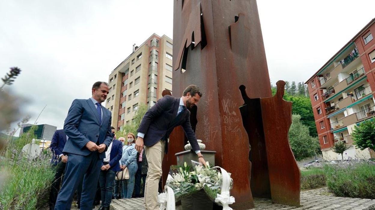 Casado y Carlos Iturgaiz homenajearon esta mañana en Ermua a Miguel Ángel Blanco