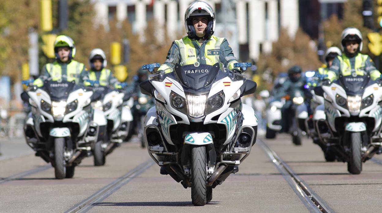 Agentes de la Guardia Civil de Tráfico, durante un acto oficial en Zaragoza