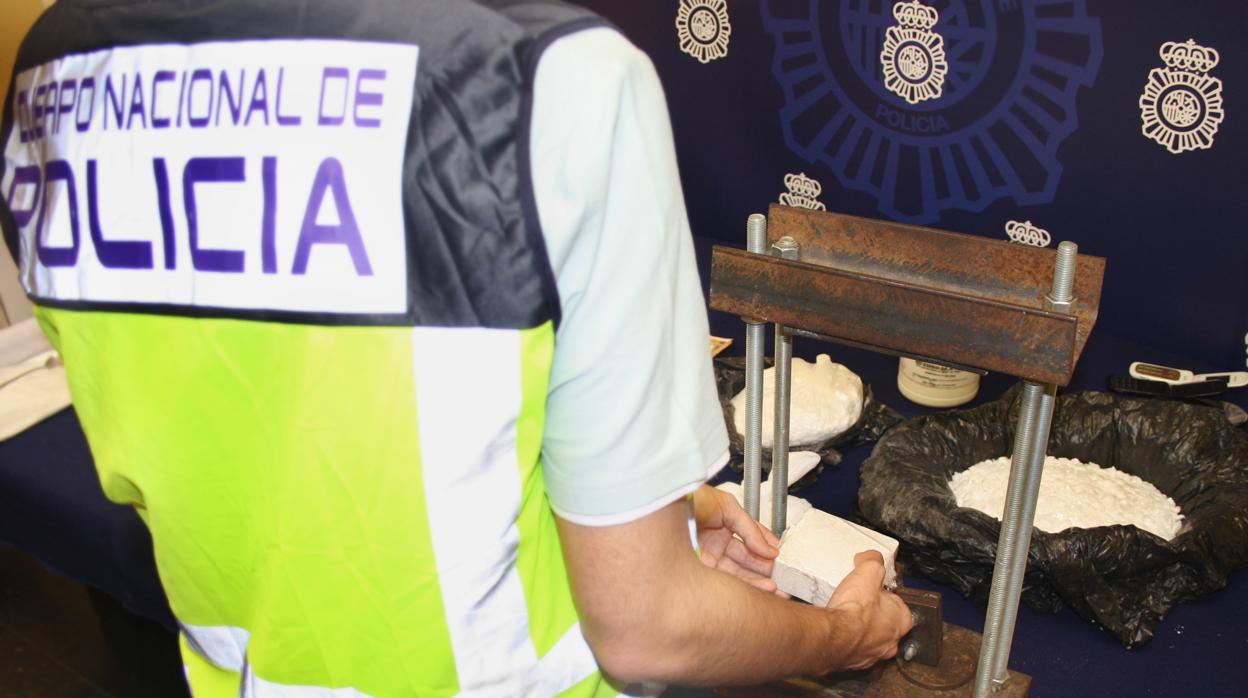 Un policía, con el alijo intervenido a los narcotraficantes detenidos en Zaragoza